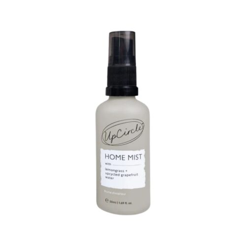De glazen flacon van de UpCircle Home Mist, een duurzame natuurlijke roomspray op basis van etherische oliën