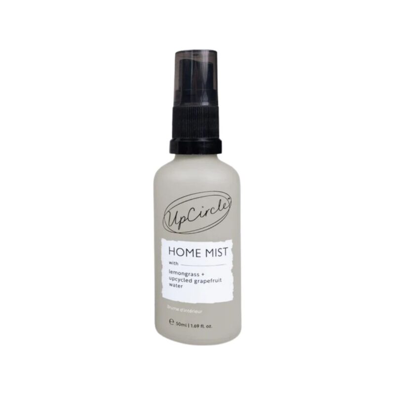 De glazen flacon van de UpCircle Home Mist, een duurzame natuurlijke roomspray op basis van etherische oliën