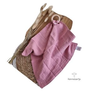 Hydrofiele Knuffeldoek Roze met Bijtring van het Nederlandse merk Rammelaartje
