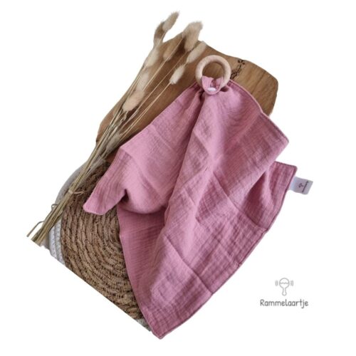 Hydrofiele Knuffeldoek Roze met Bijtring van het Nederlandse merk Rammelaartje