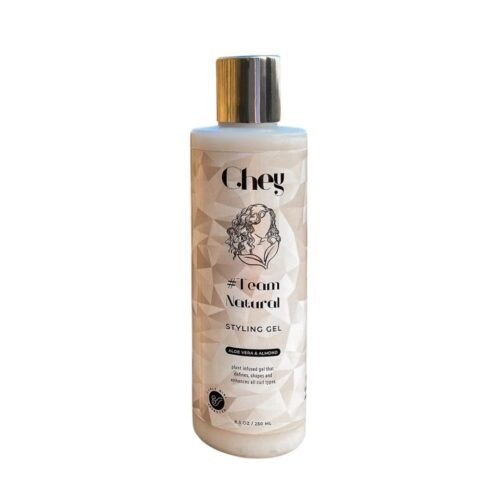 Biologisch afbreekbare fles Chey Team Natural Styling Gel, een natuurlijke curly girl styling gel met aloë vera voor gedefinieerde, pluisvrije krullen.
